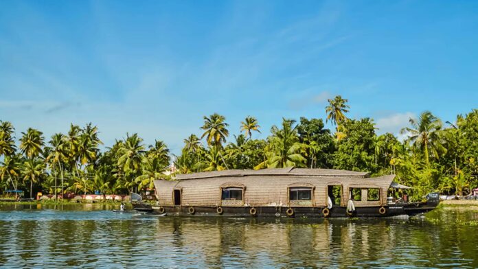 Discover the Peaceful Side of Kerala with an Alleppey Backwater Escape